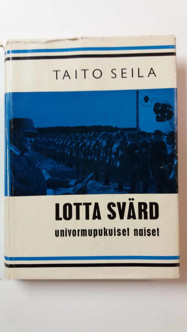 Lotta Svärd-univormupukuiset naiset