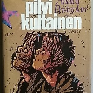 Yöpyi pilvi kultainen