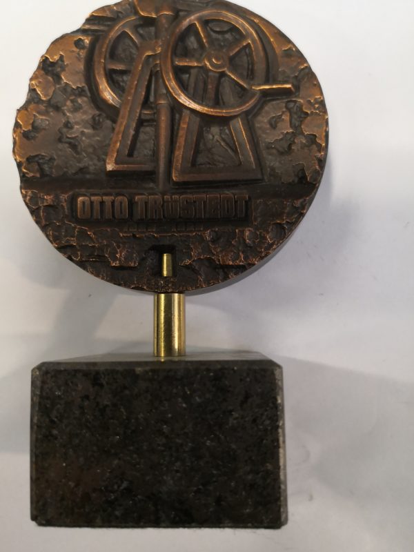 Outokumpu Oy / Otto Trüstedt mitali jalustalla 1866-1929