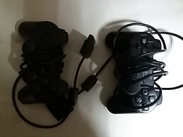 PlayStation 2 pelikonsoli + 2kpl ohjaimia + muuntaja + liittimet + muistikortti - Image 2