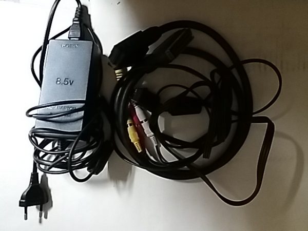 PlayStation 2 pelikonsoli + 2kpl ohjaimia + muuntaja + liittimet + muistikortti - Image 3